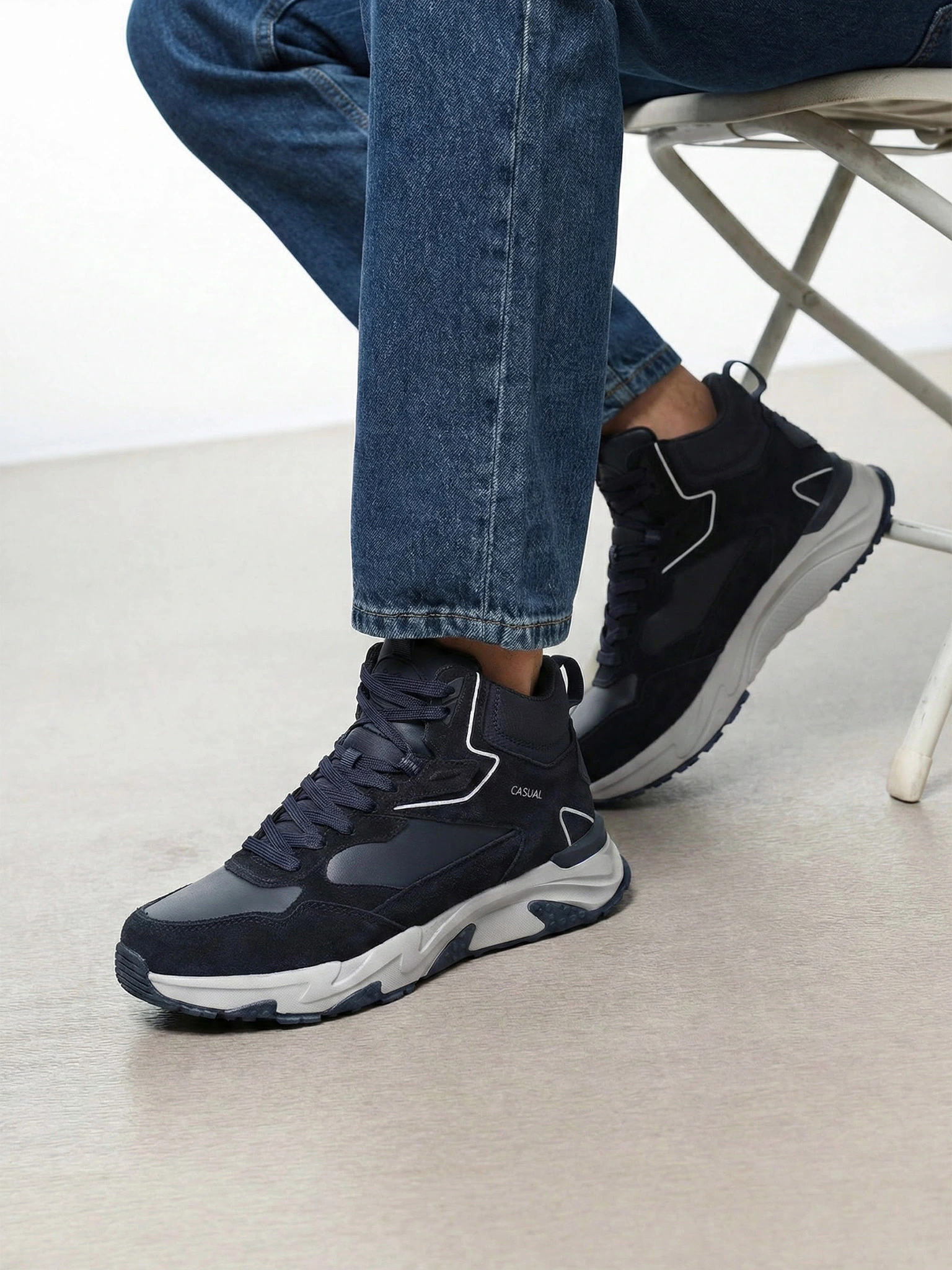 Кроссовки синего цвета комбинированные на средней подошве